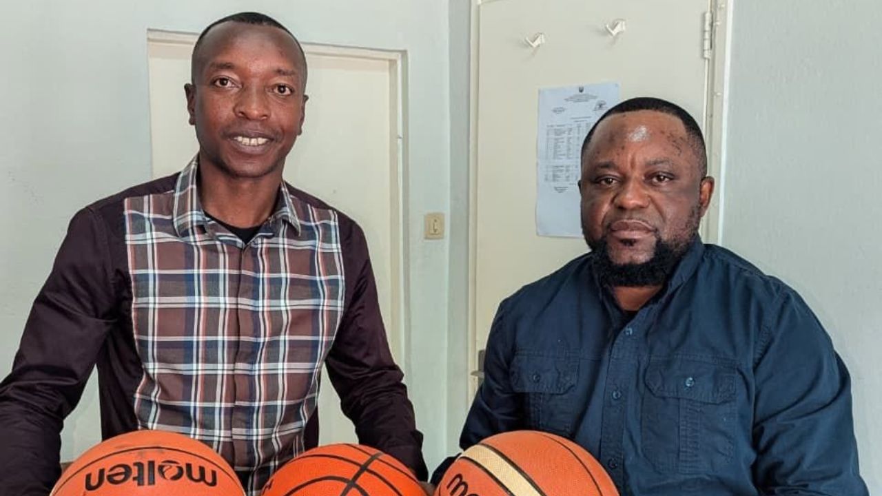 Academia de Basquetebol Samora Machel recebe três bolas para reforçar treinos
