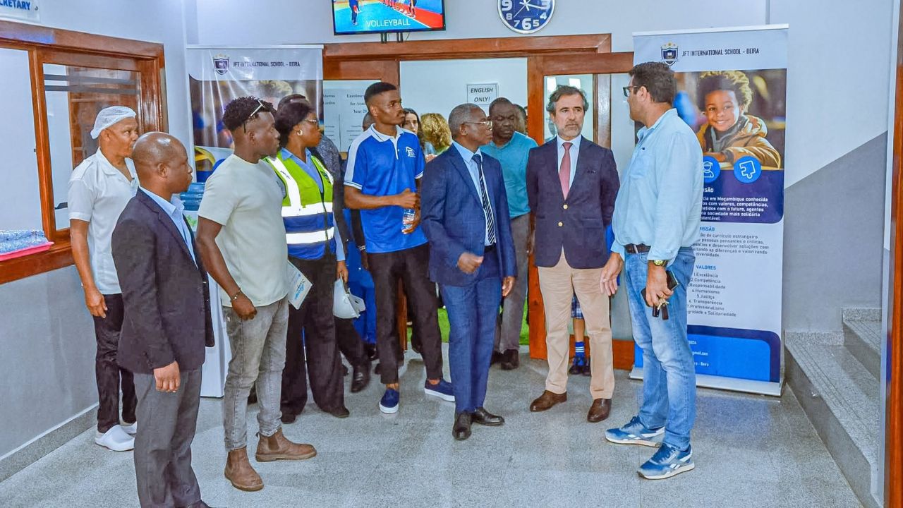 Embaixador de Portugal e presidente do Município da Beira visitam Futebol Clube da Beira